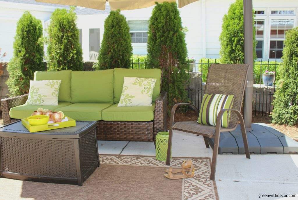 5 easy ways to add color to the patio. These are so fun! I want to finish decorating our patio now! | Green With Decor